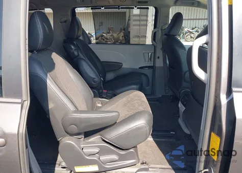 2012 Toyota Sienna Se 8 Passenger z USA, uszkodzony, nr VIN 5TDXK3DC5CS239687